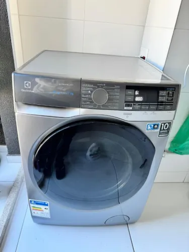 Lava e Seca Electrolux 11Kg Inox Perfect Care Inverter com Água Quente/Vapor (LSW11)