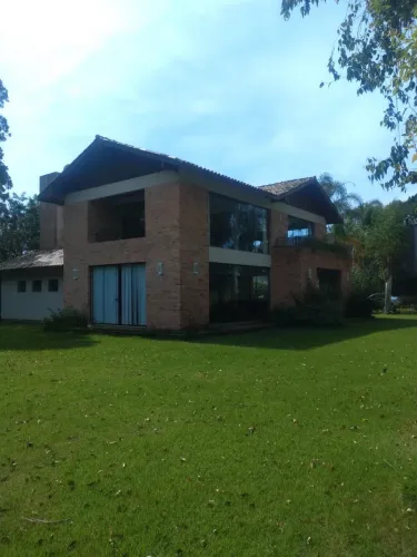 Vendo excelente imóvel com acesso à lagoa