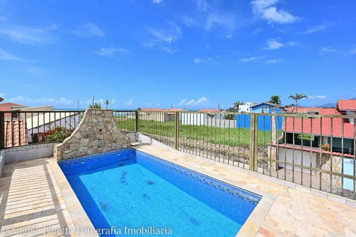 Casa à Venda em Estância Balneária Belmira Novaes, Peruíbe - SP