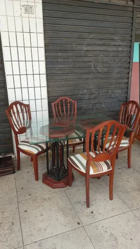 Conjunto de Jantar Clássico - Mesa de Vidro + 4 Cadeiras em Madeira Maciça