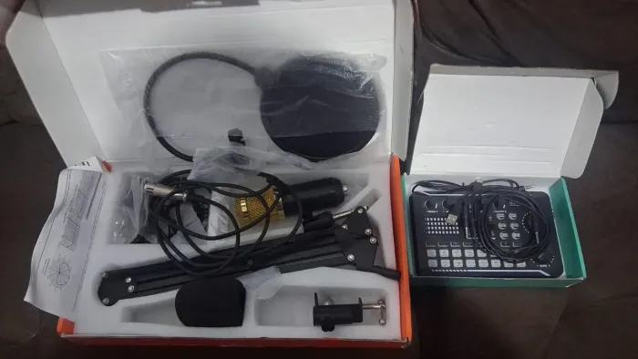 Microfone e mesa de som