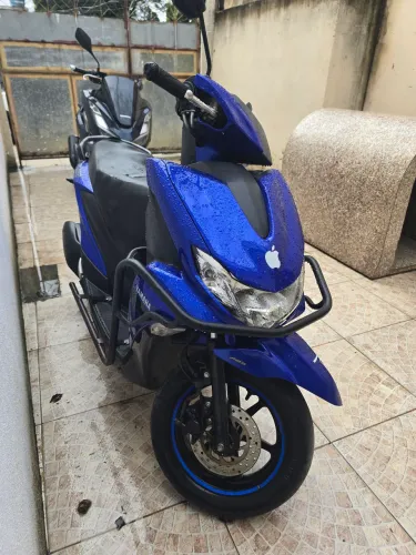 Yamaha FLUO ABS azul.