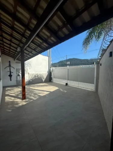 CASA COM 2 QUARTOS E ESPAÇO GOURMET COM TETO RETRÁTIL
