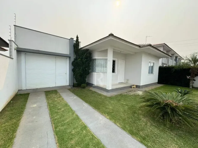 Casa mobiliada disponível para locação com 3 dormitórios sendo uma suíte, ótima localizaçã