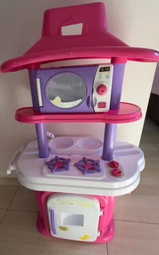 Cozinha infantil em ótimo estado de conservação