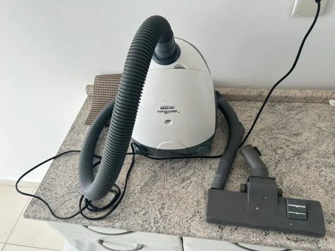 Vendo dois aspiradores de Pó (Britânia e Mondial)