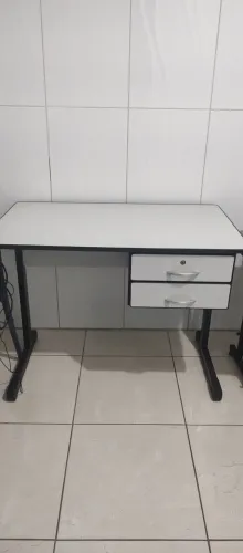 Escrivaninha com gavetas