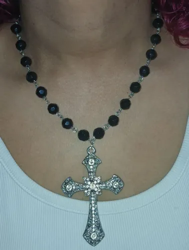 Colar Preto com Cruz Prateada Strass Corrente de Contas Facetadas Gótico