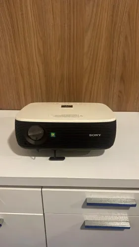 Projetor Sony VPL-ES3 funcionando | ideal para apresentações