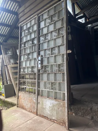 Porta antiga de ferro 