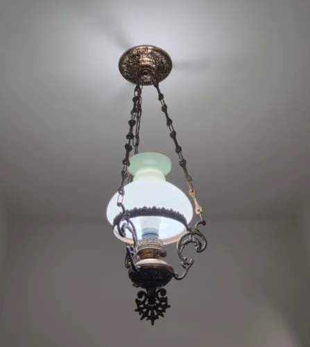 Lustre antigo estilo colonial em metal e vidro leitoso