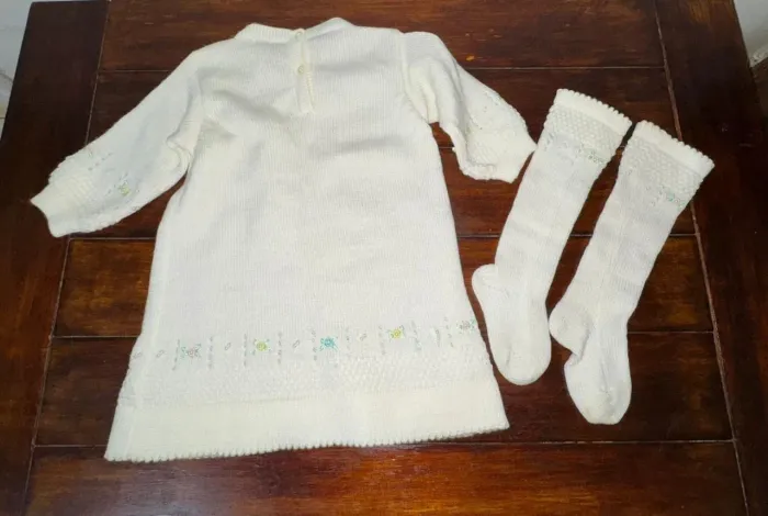 Vestido infantil de crochê acompanhando as meias com bordado