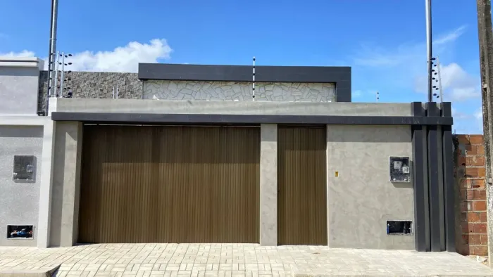 CASA EM RUA PÚBLICA NA ARUANA