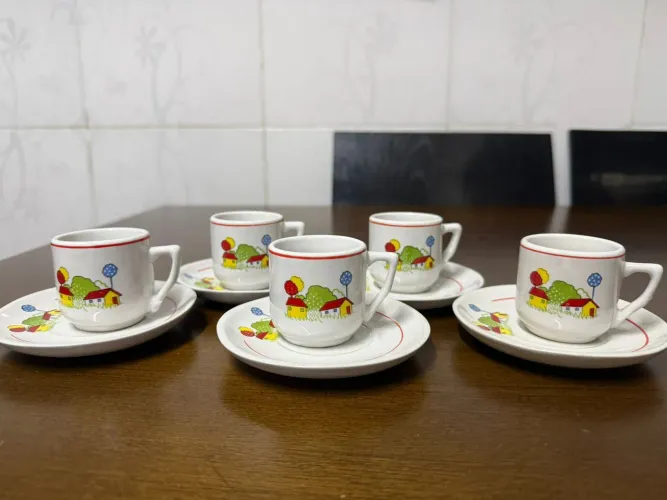 Antigo jogo de xícaras de café