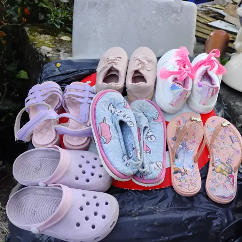 Calçados infantil menina e menino. Cada 28