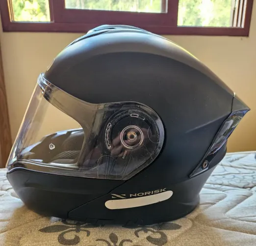 Capacete Norisk articulado com óculos escuro + capacete Tork para garupa