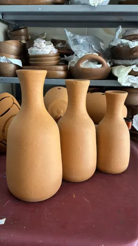 Garrafas de barro decorativos 