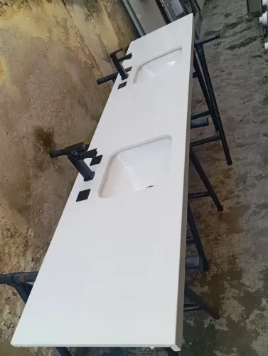 Pia de banheiro dupla , mármore Quartzo Branco cubas de louça, acompanha torneiras.