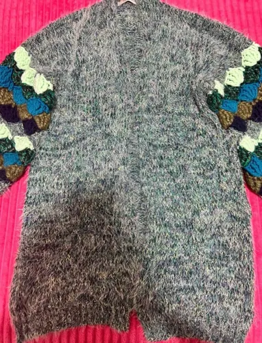 cardigan tricot estiloso com mangas trabalhadas