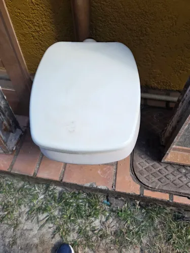 Vendo vaso sanitário com assento.