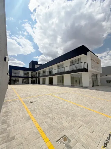 Galeria com 17 salas comerciais disponiveis para locação com excelente localização na Jaya