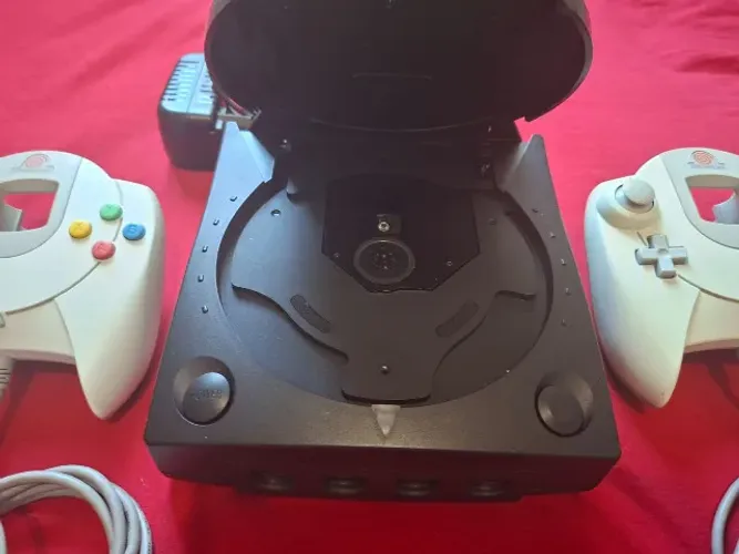 Sega Dreamcast - Modelo Tectoy com Fonte Bi-Volt , Cabos, Dois Contoles, Jogo MvC2 Incluso