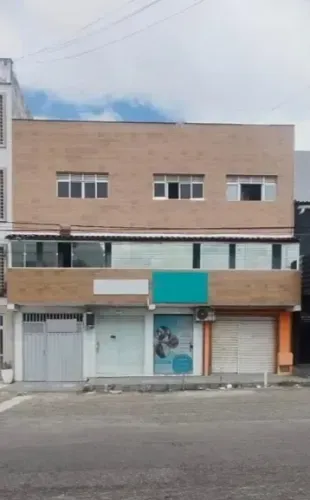 JB A PRÉDIO COMERCIAL EM LAGOA SECA COM 3 LOJAS/ 3 APARTAMENTOS MEDINDO 260M² COM ENERGIA