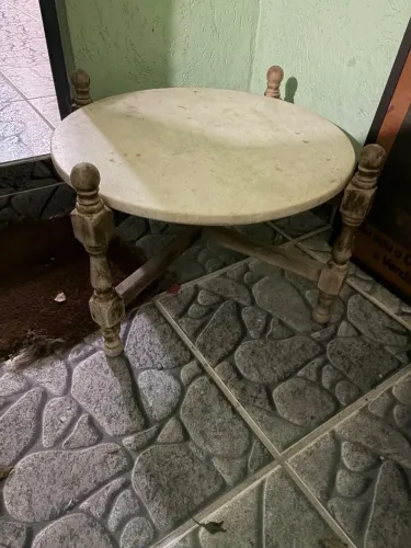 Mesa de centro em madeira com tampo de mármore branco