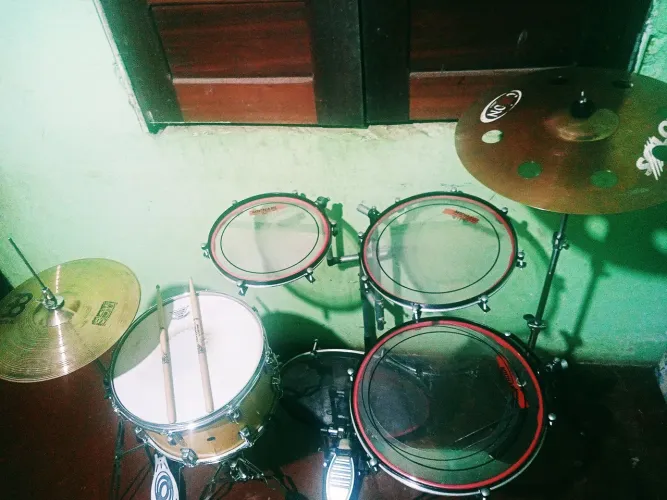 Vende uma bateria compacta(bumbo,dois ton e um surdo)