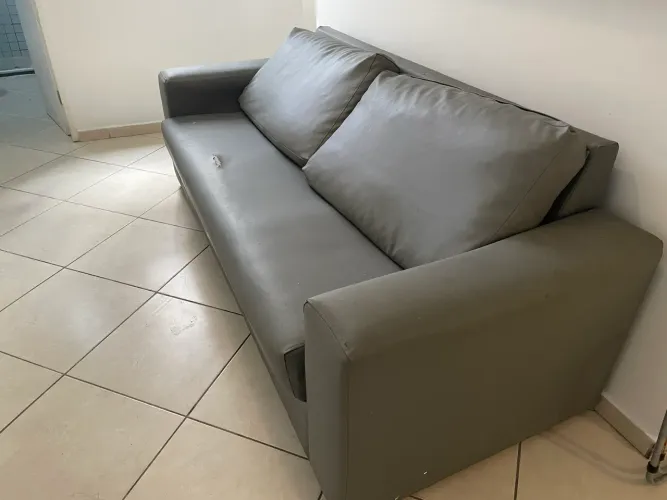 Sofá dois lugares em courino