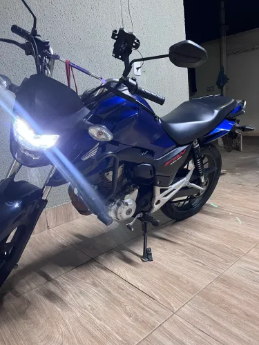Moto Honda Fan 160 top