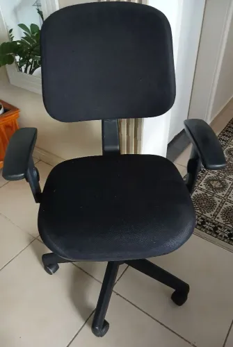 Cadeira de escritório regulável, ergonômica e giratória