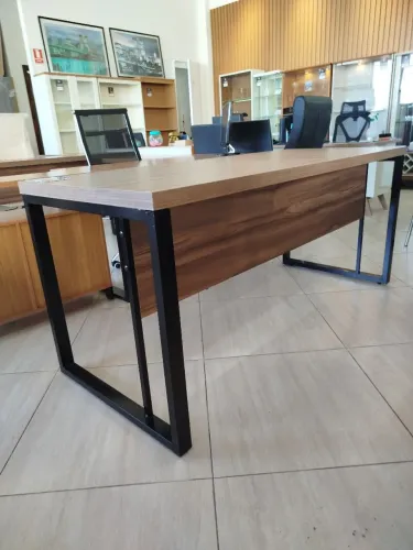 Mesa 1,70 x 70 pés de metal NOVA! 
