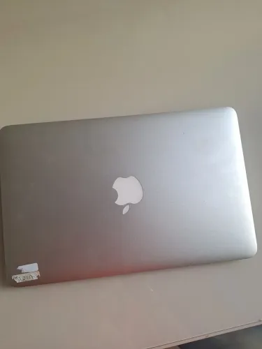MacBook Air 11" MD711LL Com Carregador (Para Peças ou Conserto) - Não Liga
