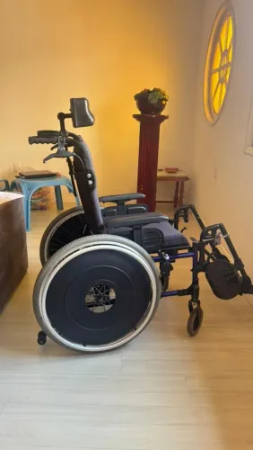 Cadeira de rodas e cama hospitalar