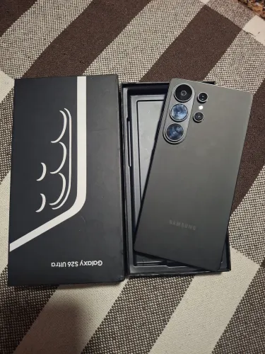 Samsung S26 Ultra, 1 mês de uso, só com garantia da loja e nota fiscal, tudo ok.