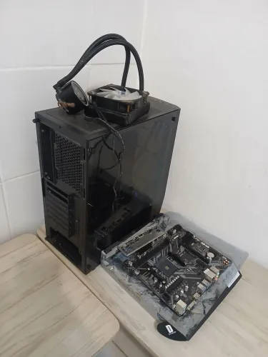 Placa mae gigabyte b45m h. + gabinete + whatercooler 120mm