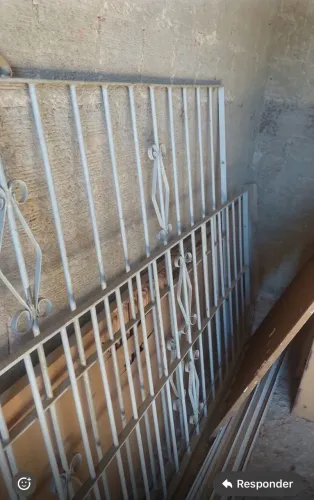 Grades de ferro 3 e um portão de ferro