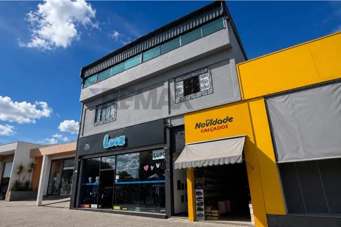 Prédio comercial na Av. Abílio Machado - 2 lojas, 7 salas e andar livre