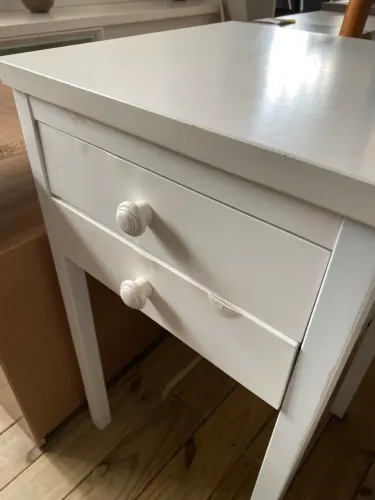 Mesa de cabeceira branca