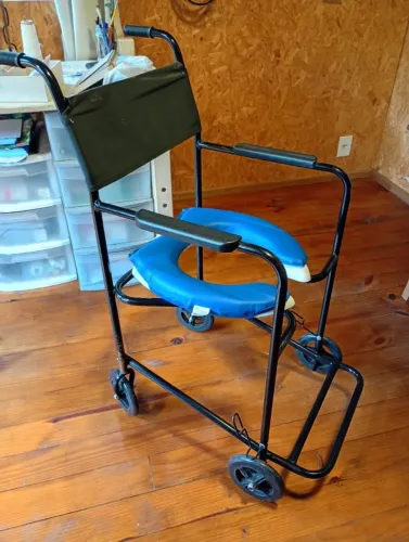 Vendo Cadeira Higiênica tipo Hospitalar/Cuidados em casa