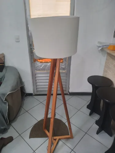Vendo lindo abajur de pé em madeira