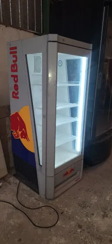 Geladeira red bull 