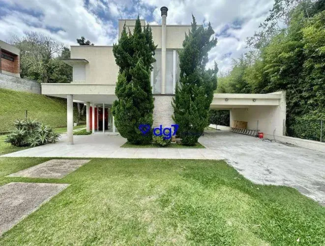 Casa em condomínio na Granja Viana, com 4 suítes e 6 vagas!