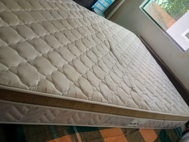 Colchão de casal de espuma bem macia.