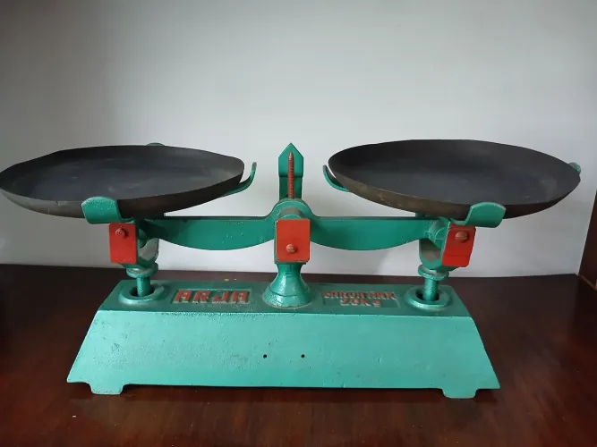 Balança antiga de 2 pratos e 20Kg