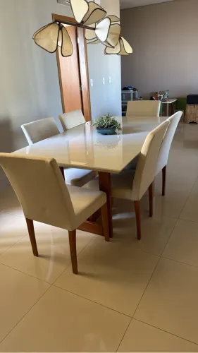 Conjunto de seis cadeiras de linho com pés de madeira maciça