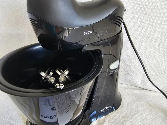 Batedeira Britânia, 110v, 320w, 2 bacias condição de nova