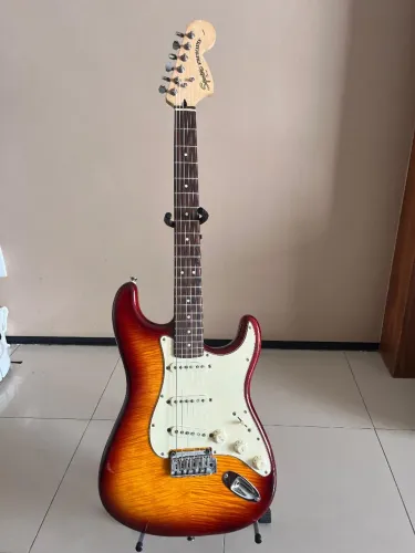 Guitarra Squier Standard Stratocaster Flame Maple Top
