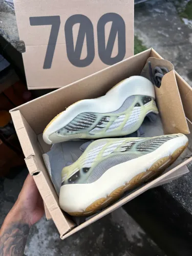 Tênis adidas Yeezy 700 V3